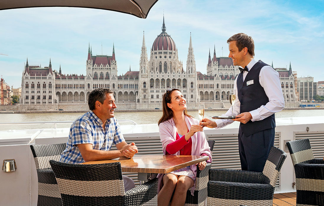 d-SR_couple_and_butler_Budapest_Parliament_1400x700